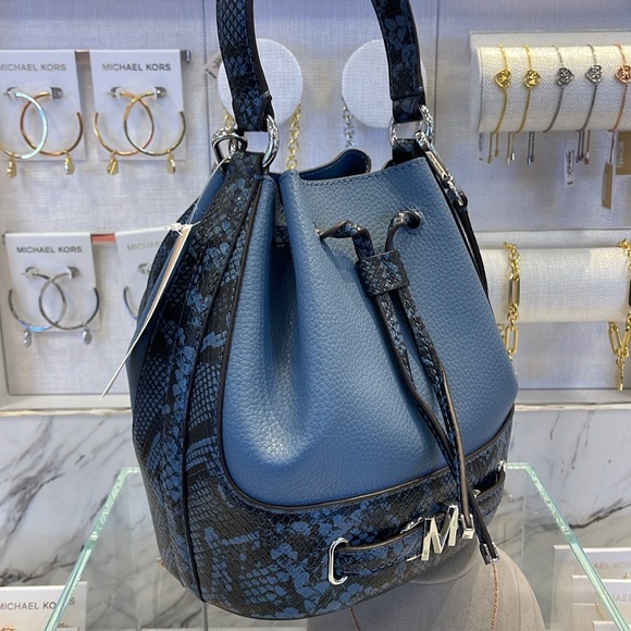 MICHAEL KORS 
Reed Md Pebbled Leather Belted Bucket Messenger Satchel Crossbody - Picture 14 of 16